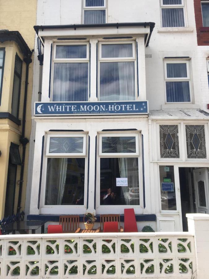 White Moon Hotel — Photos 1
